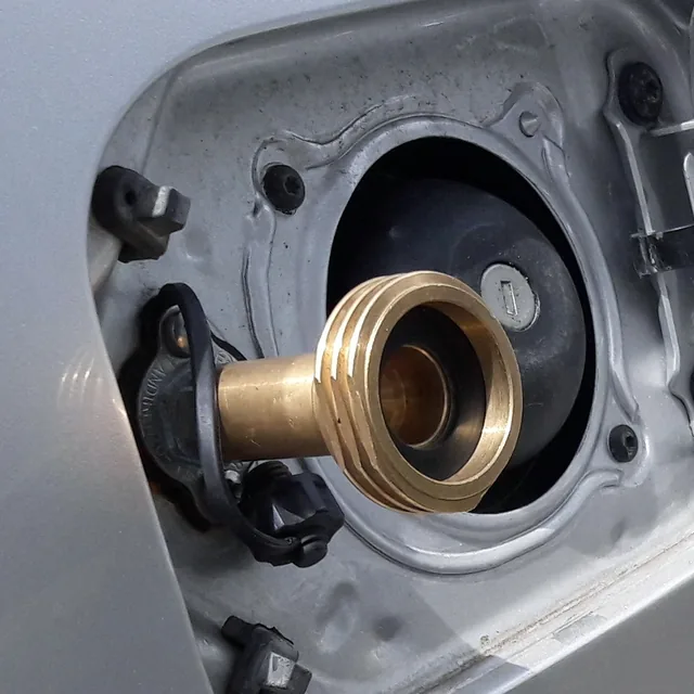 Boca de llenado ACME en un coche: aquí se enrosca la boquilla o el adaptador