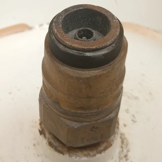 Se usa con un regulador de clip que se encaja por arriba, sin roscar