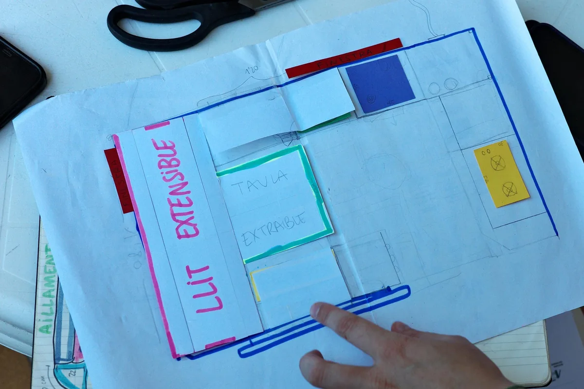 Planificación DIY de camperización: boceto de distribución interior de furgoneta con cama extensible y mesa extraíble