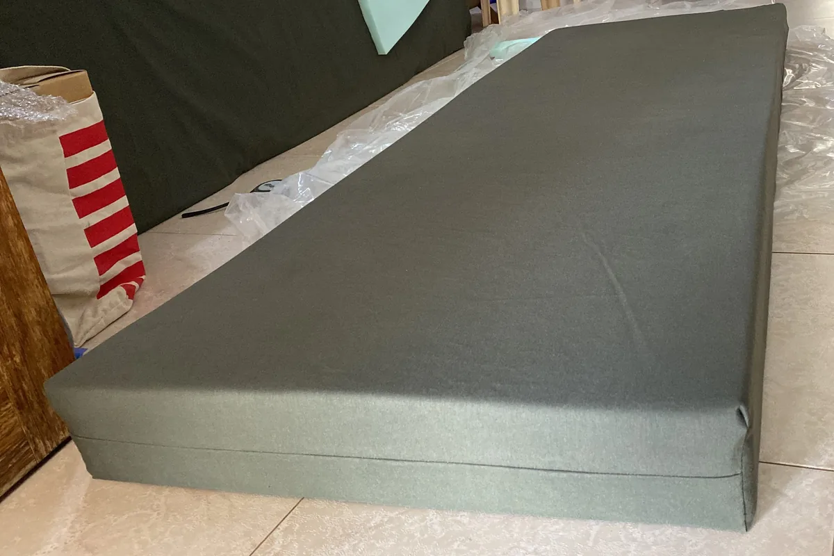 Nuevo colchón plegable verde para furgoneta camper, esencial para optimizar el espacio en nuestros viajes overland