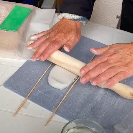 Proceso de fabricación de los azulejos hexagonales de arcilla.