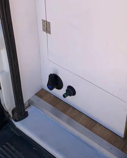 Conexión de ducha exterior con grifo y salida de agua rápida en furgoneta camper overland