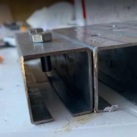 Perfiles metálicos en C unidos con tornillos, base para montaje de equipo o estructura en furgoneta camper