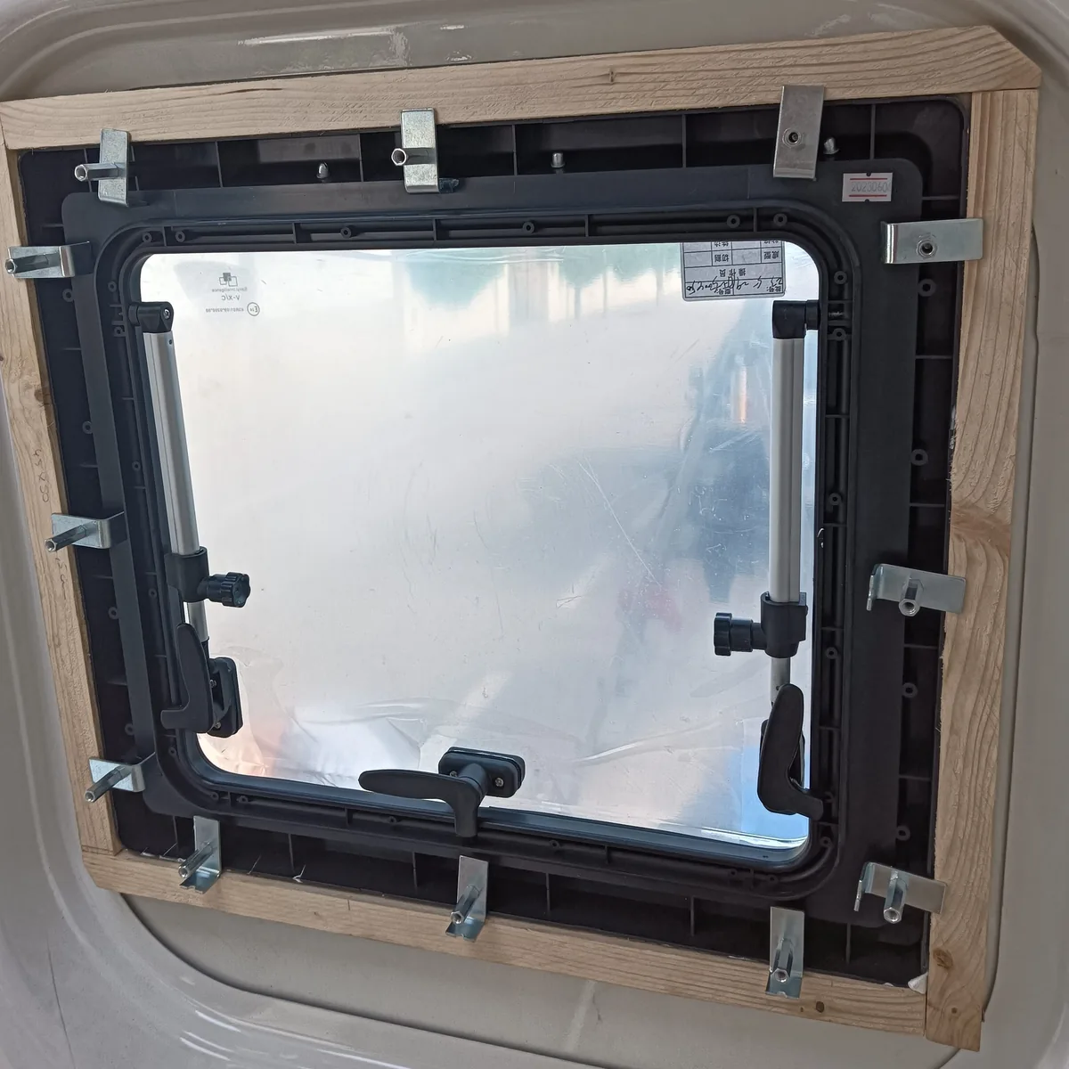 Instalación de ventana abatible para furgoneta overland con marco de madera. Clave en camperización DIY