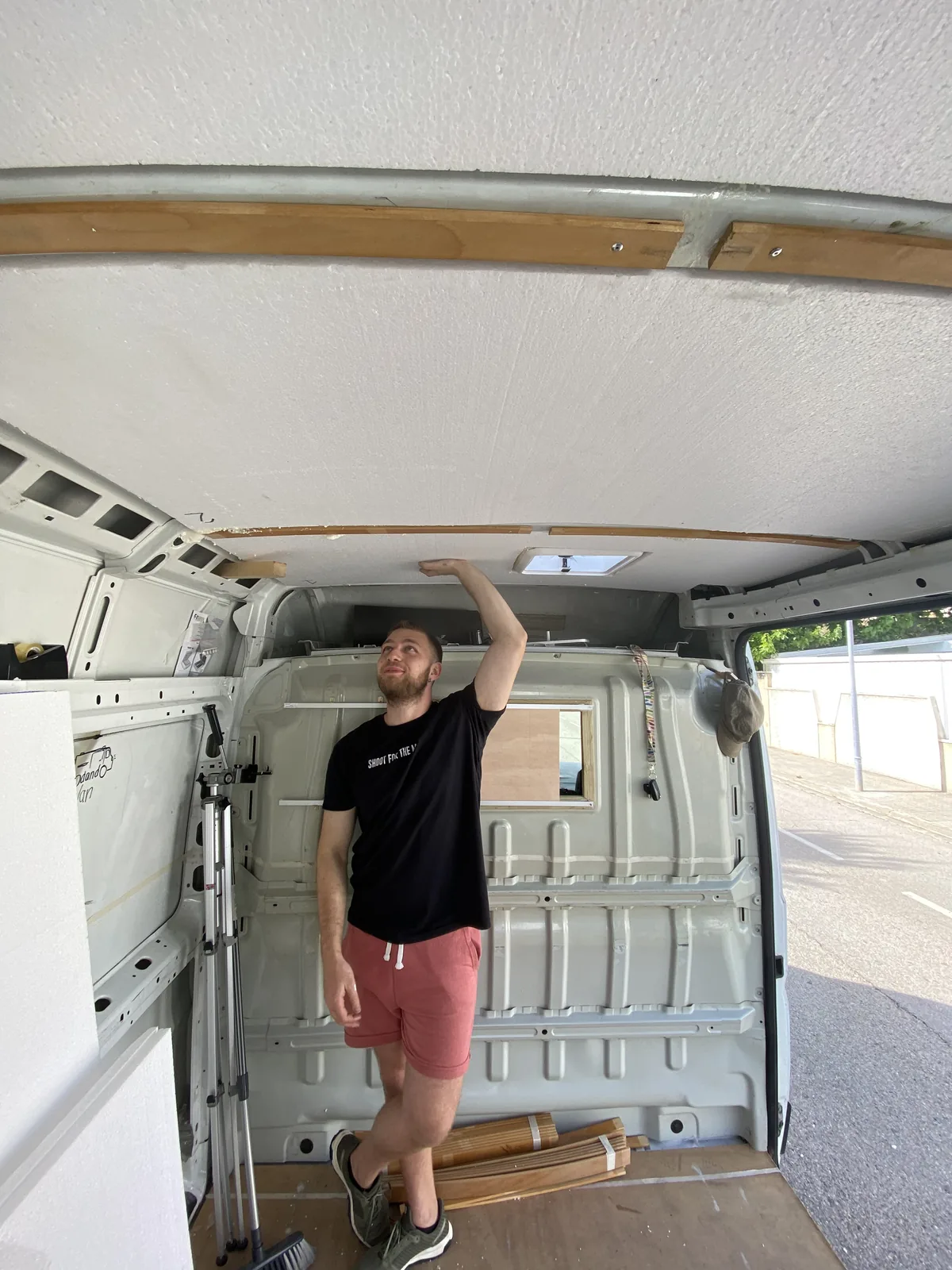 Aislamiento de espuma instalado en el techo de furgoneta camper, con listones de madera de soporte y claraboya