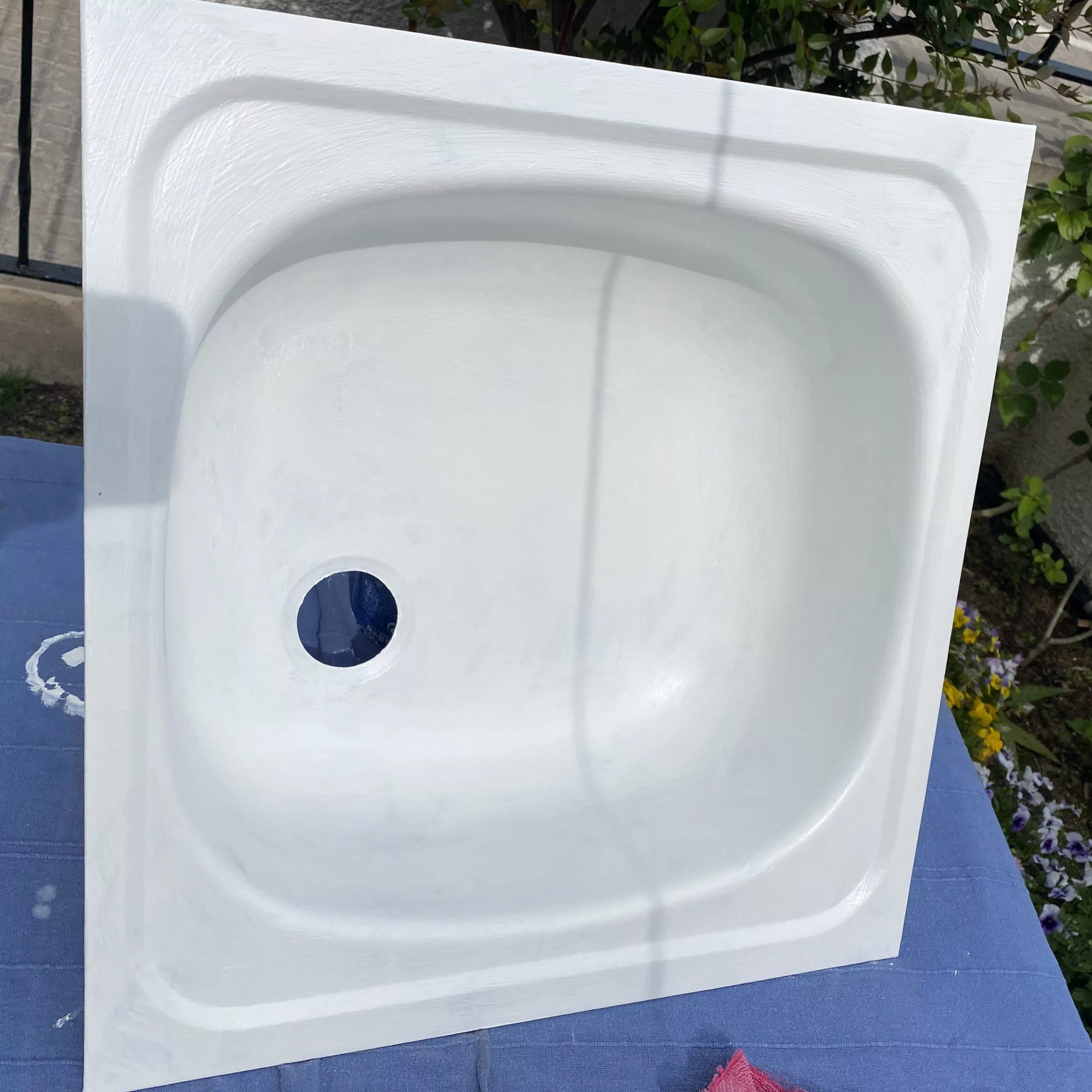 Fregadero pintado de negro e instalado.