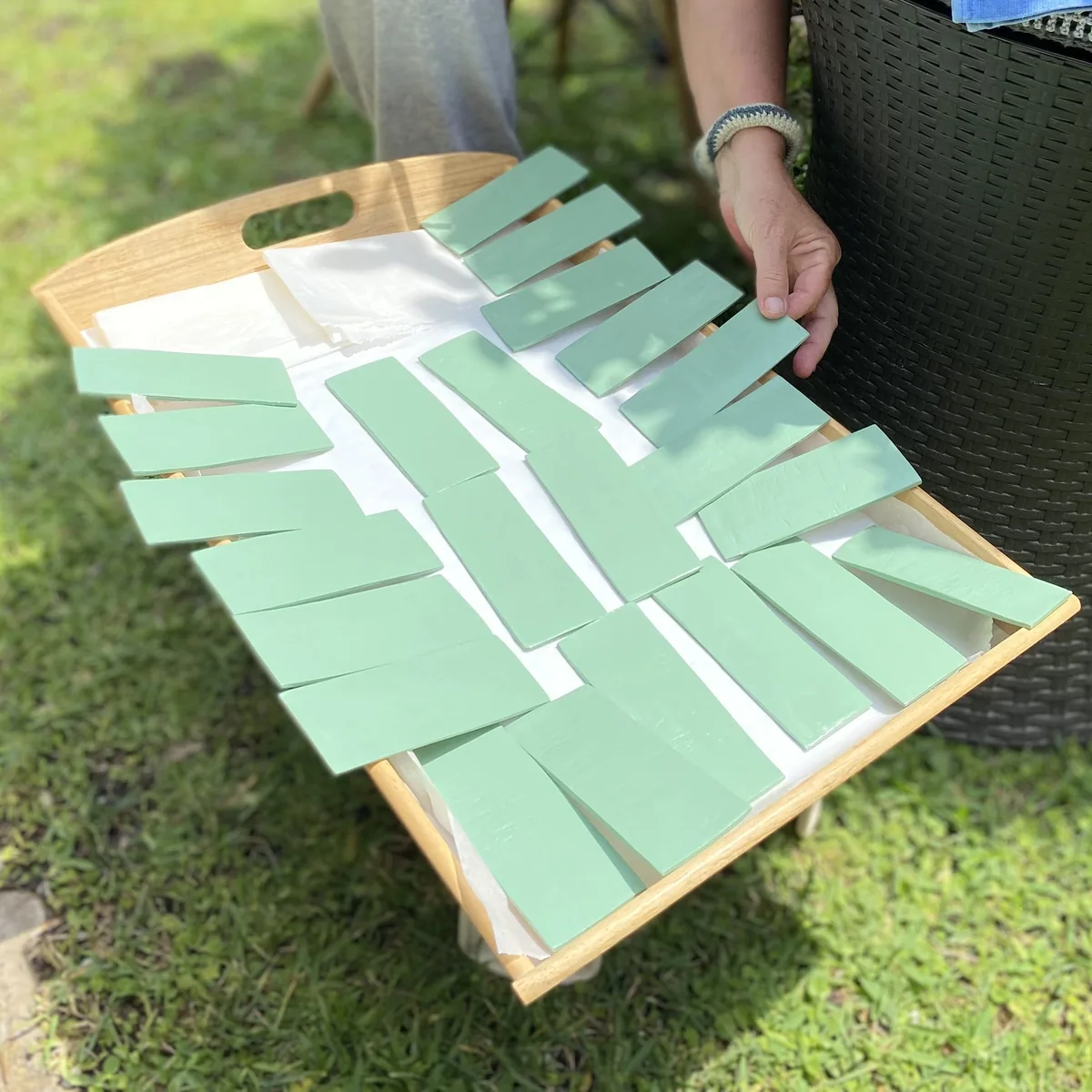 Azulejos de arcilla pintados de blanco listos para instalar.