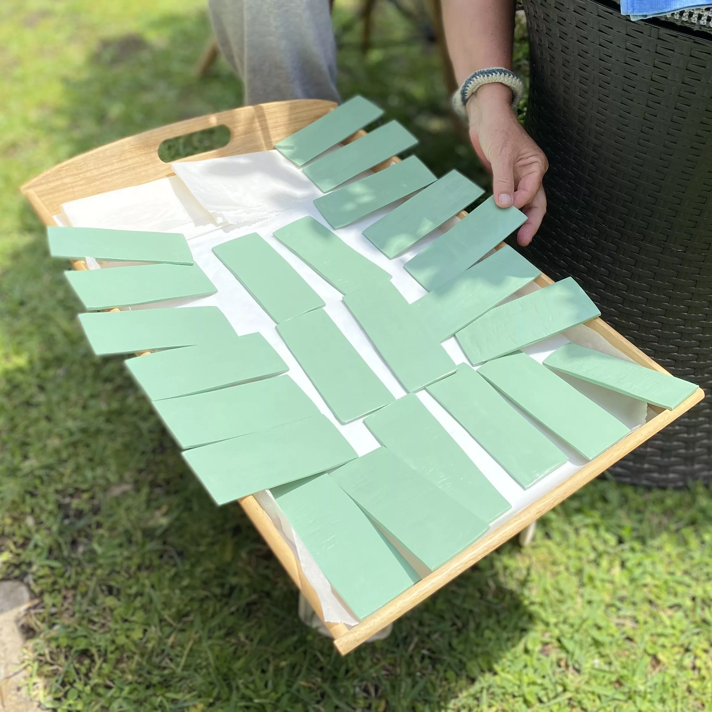 Azulejos de arcilla pintados de blanco listos para instalar.