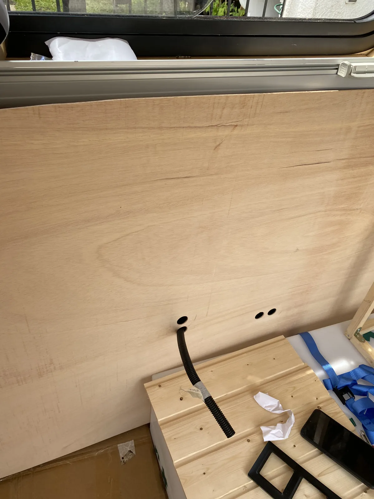 Textura de panel de madera contrachapada clara, con vetas naturales, perfecta para revestimientos en furgonetas camper