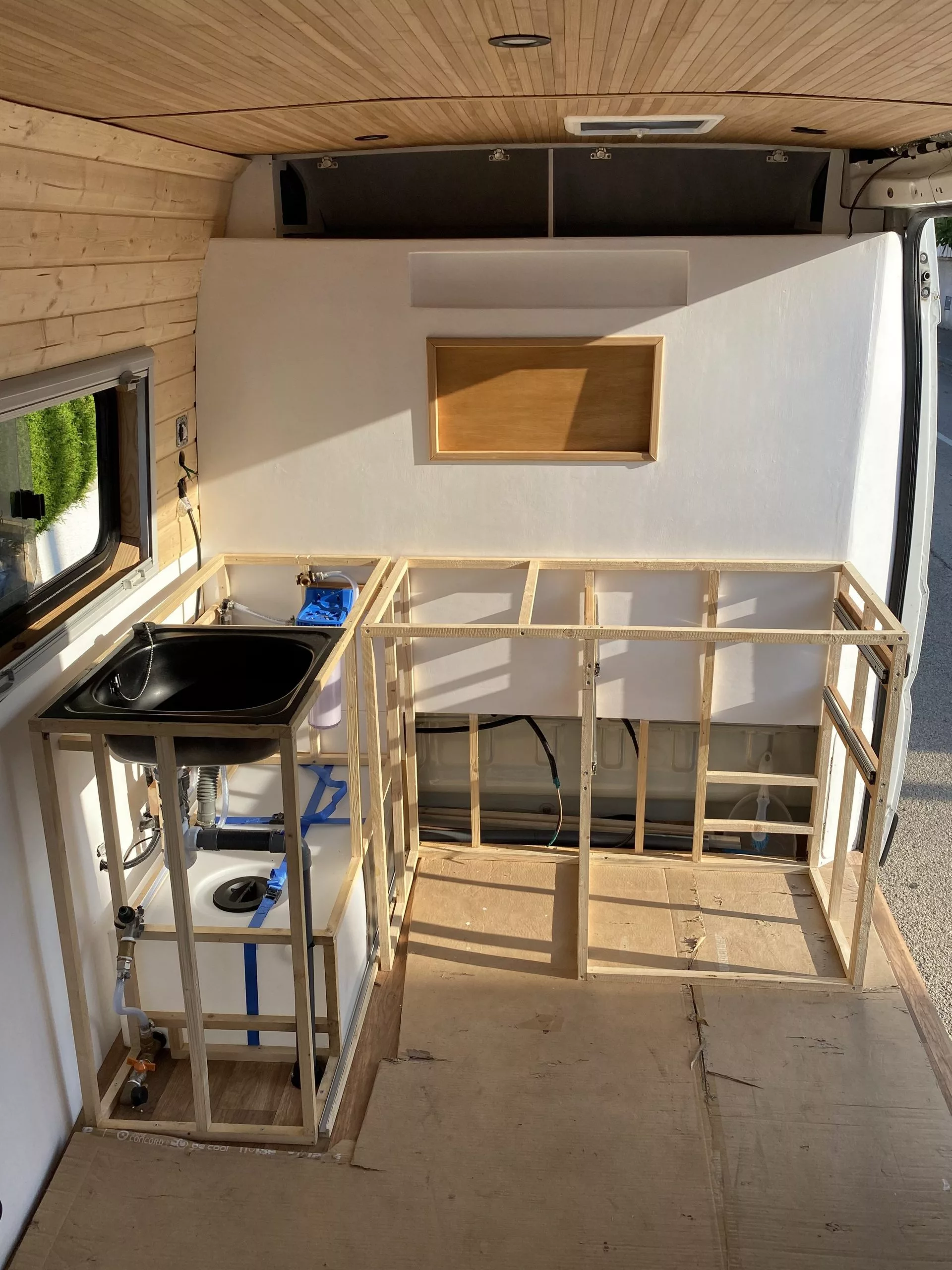 Estructura de madera del mueble de la cocina camper.