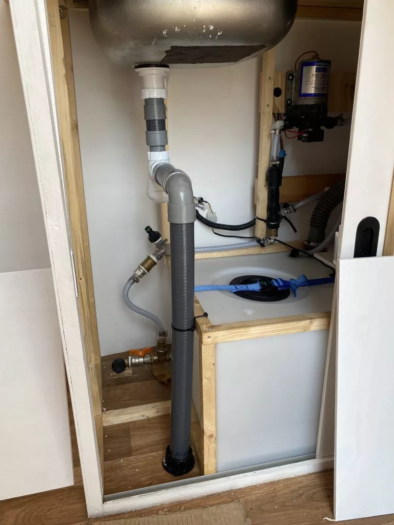 Sistema de agua instalado bajo el fregadero.