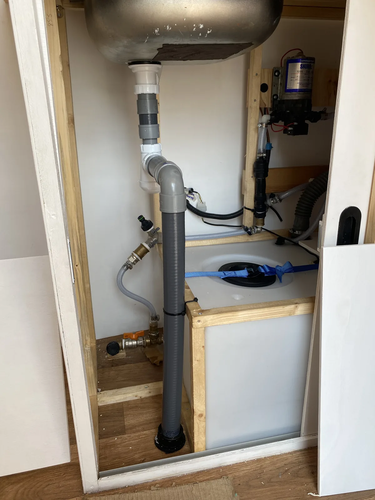 Sistema de agua instalado bajo el fregadero.
