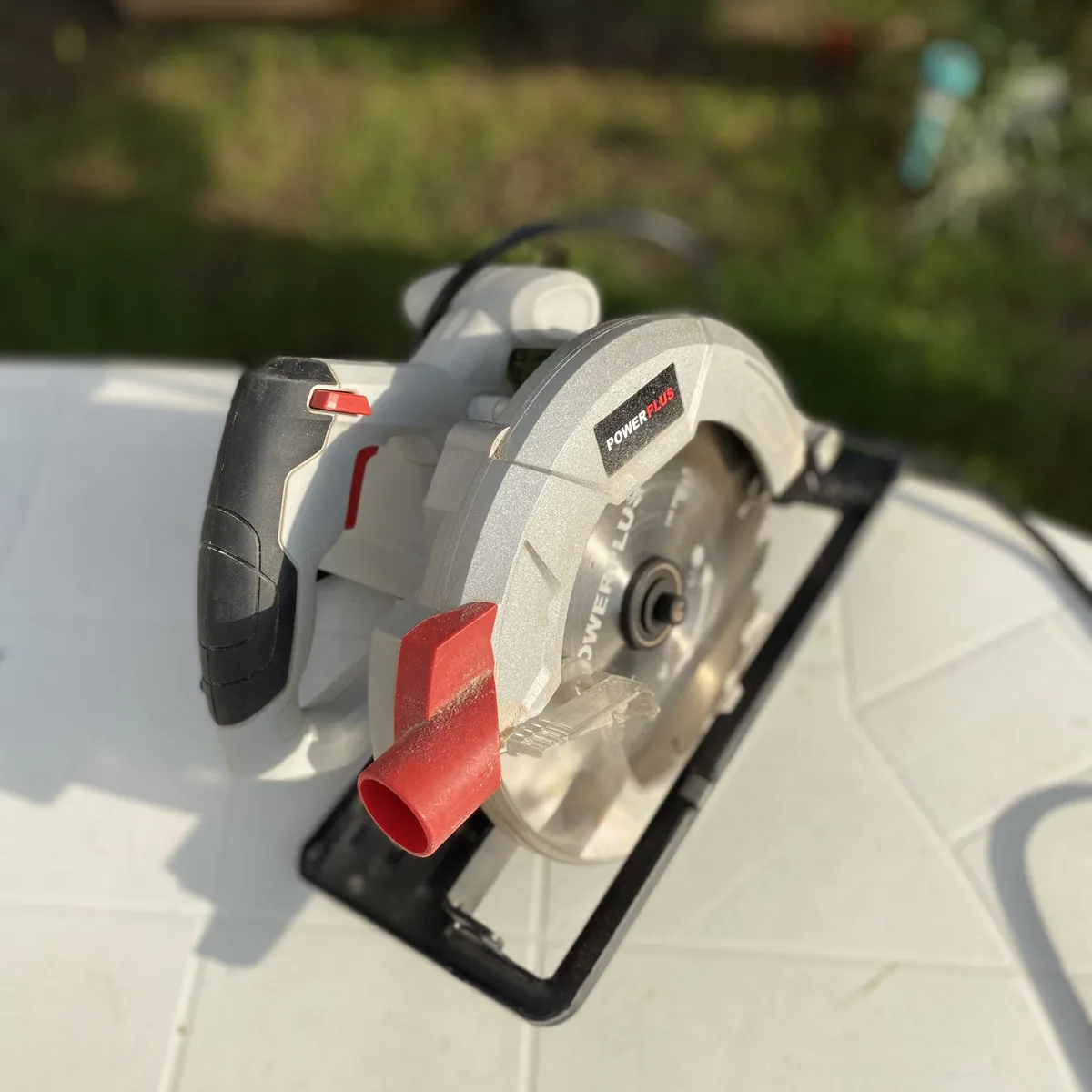 Sierra circular Power Plus gris en una mesa, ideal para proyectos de camperización o reparaciones en tu vehículo overland