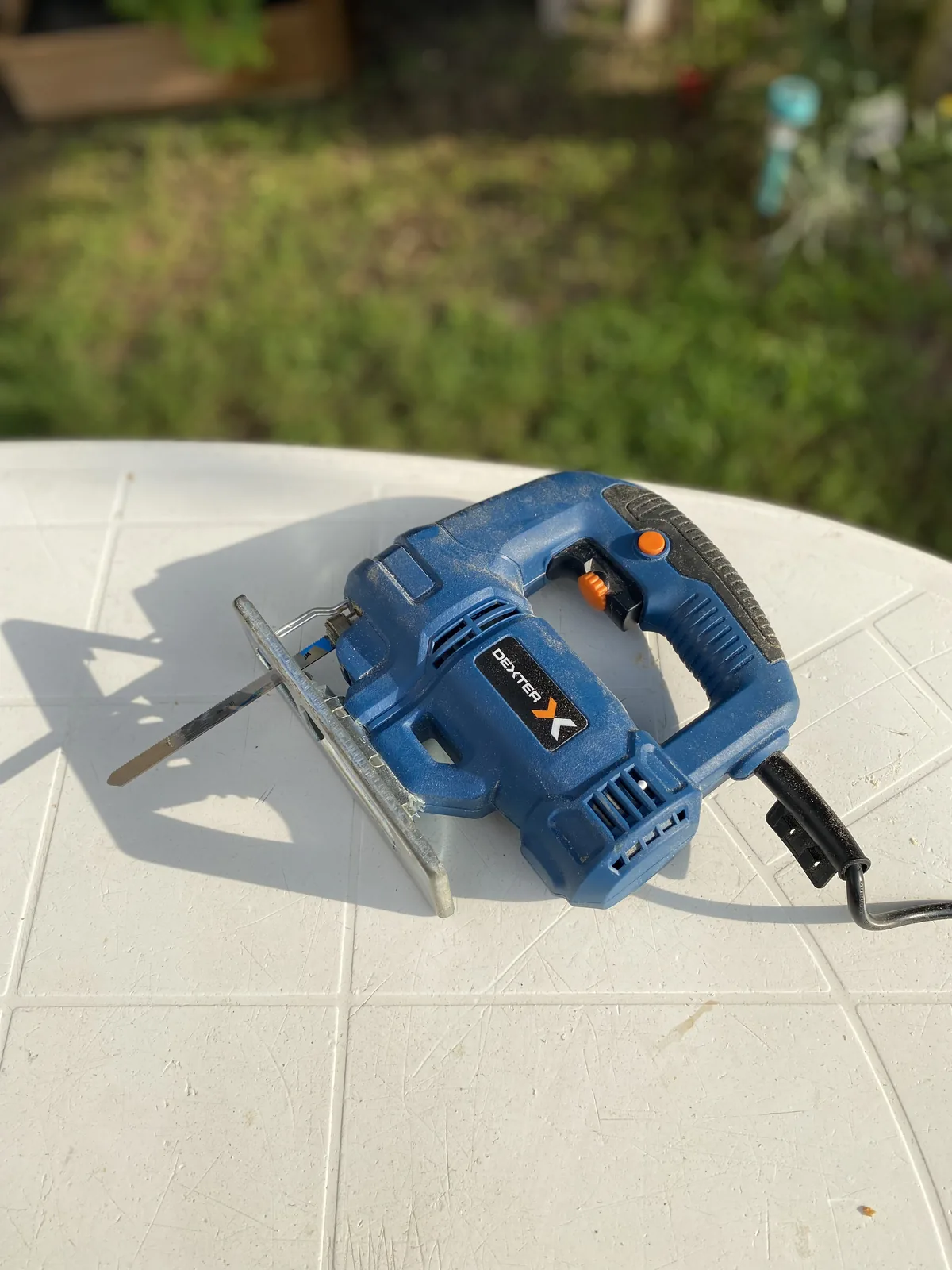 Caladora Dexter X azul sobre mesa, herramienta ideal para personalizar furgonetas camper en ruta o proyectos overland