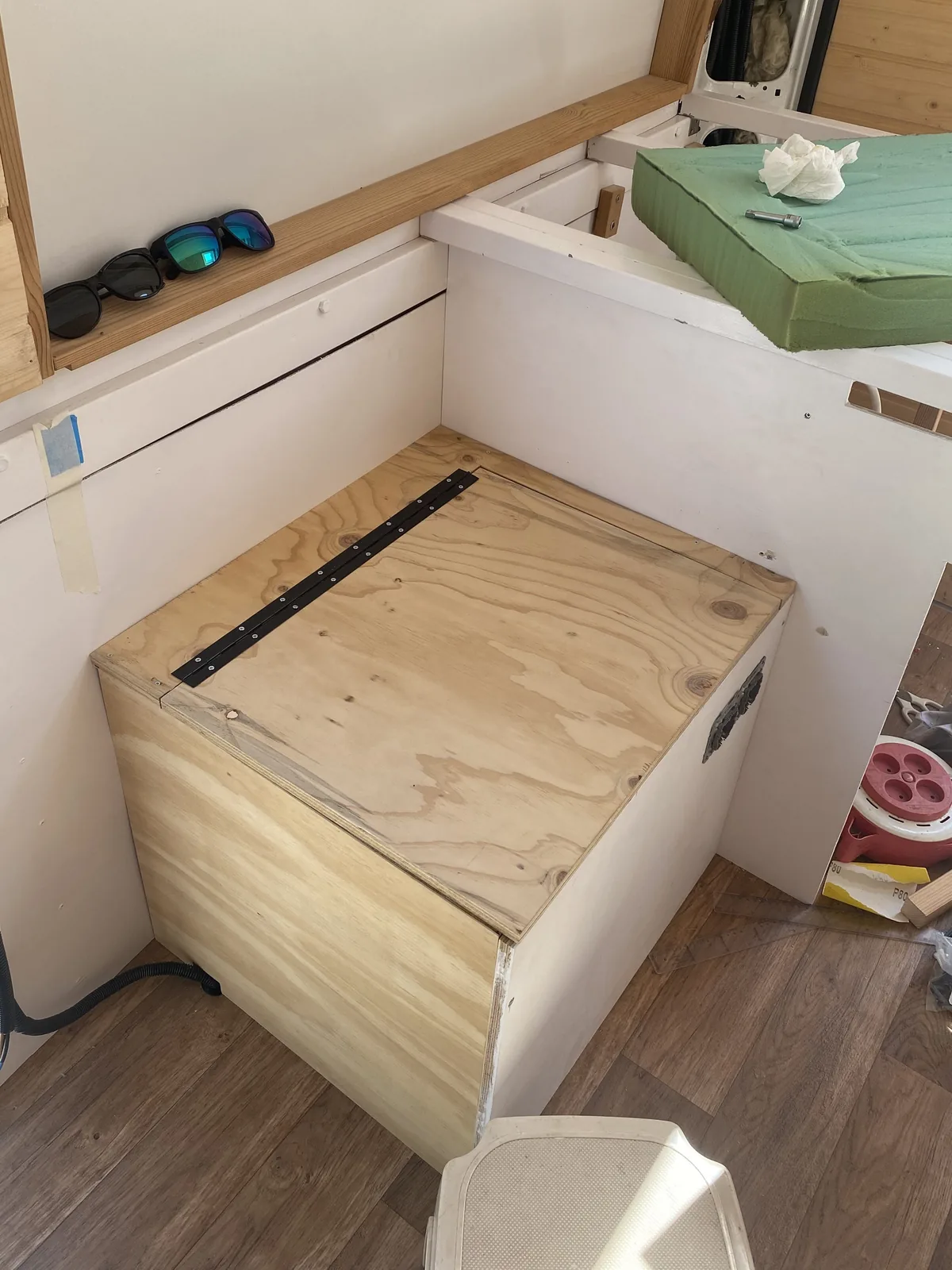 Construcción DIY de un banco de almacenamiento en el interior de una furgoneta camper con madera contrachapada