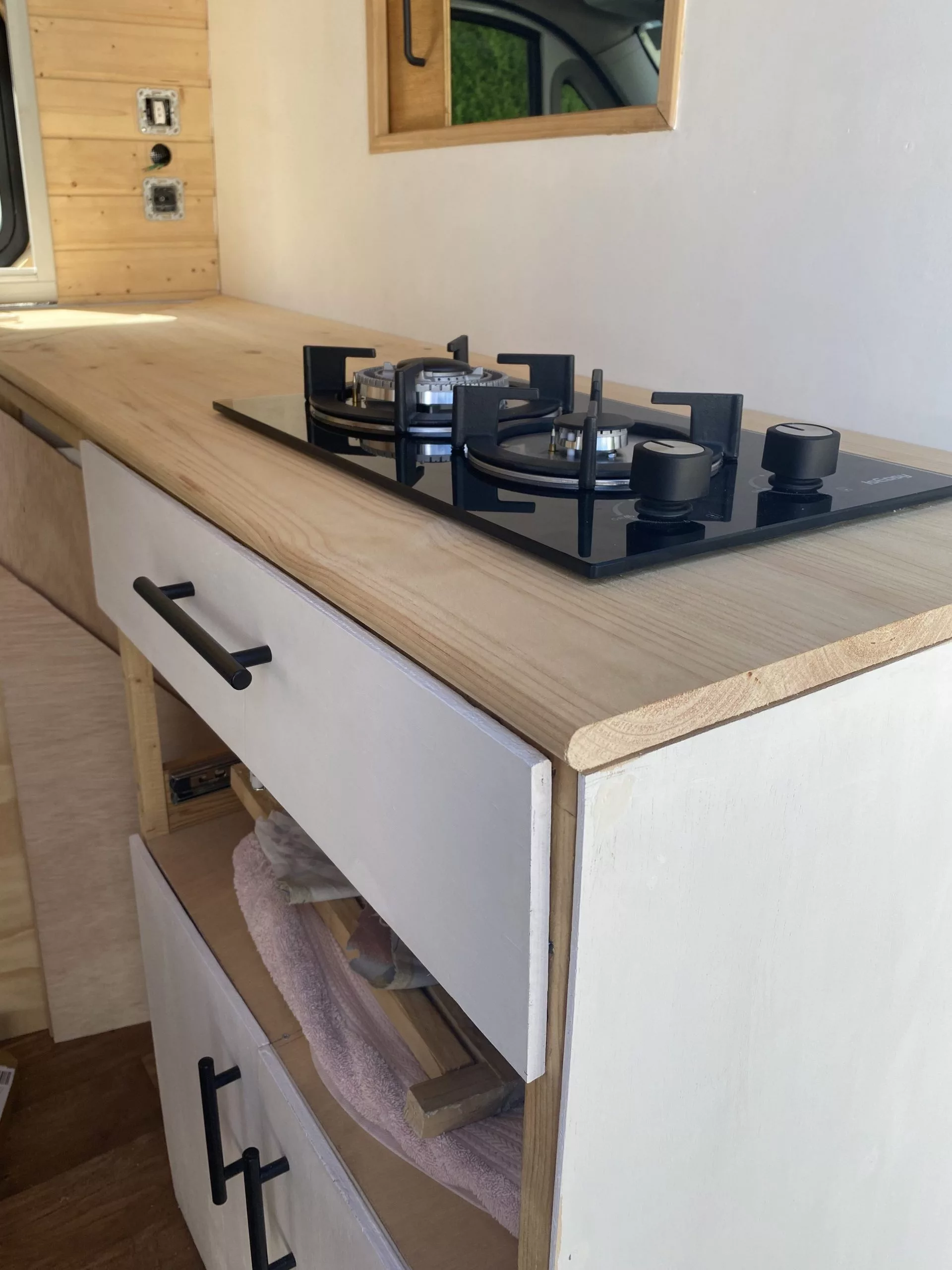 Guillem trabajando en la construcción del mueble de la cocina camper.