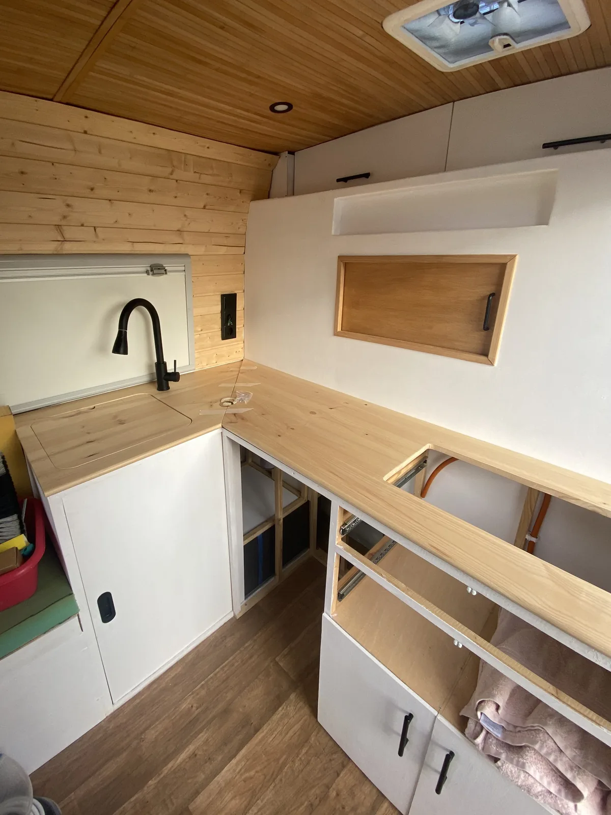 Mueble de cocina camper a medio construir.