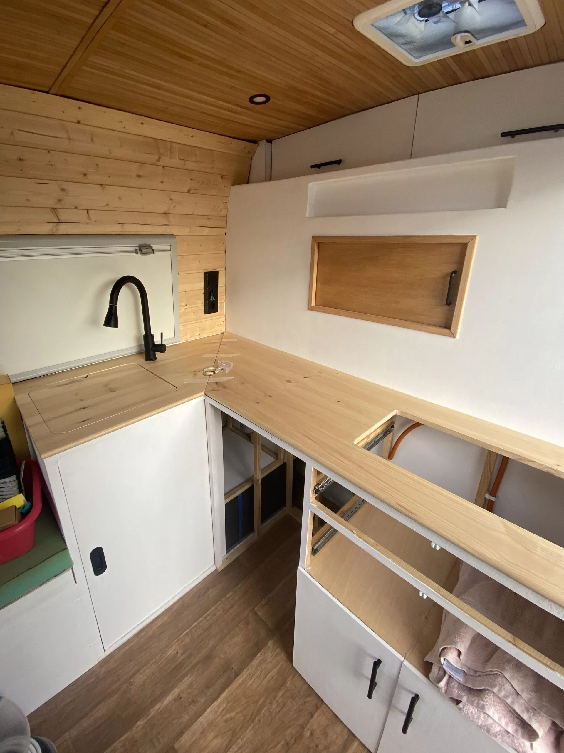 Mueble de cocina camper a medio construir.