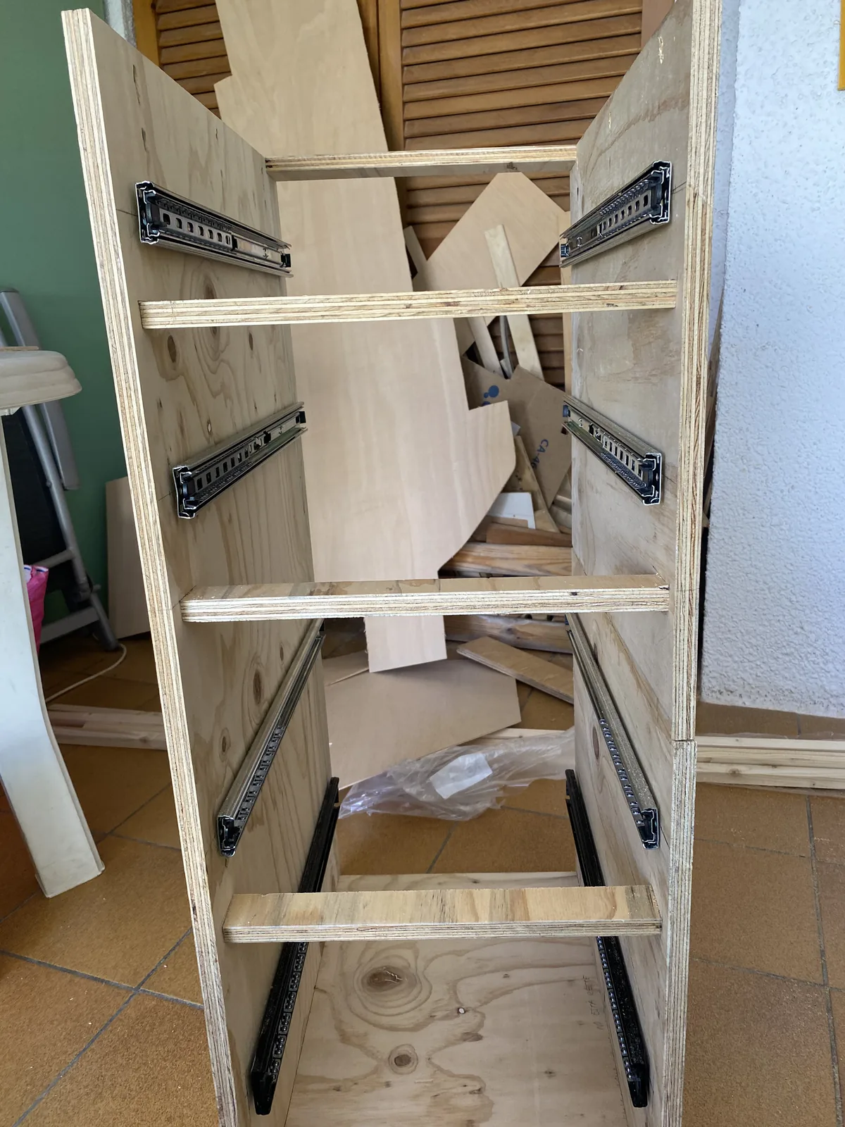 Mueble de contrachapado con guías para cajones, parte de la camperización de una furgoneta overland