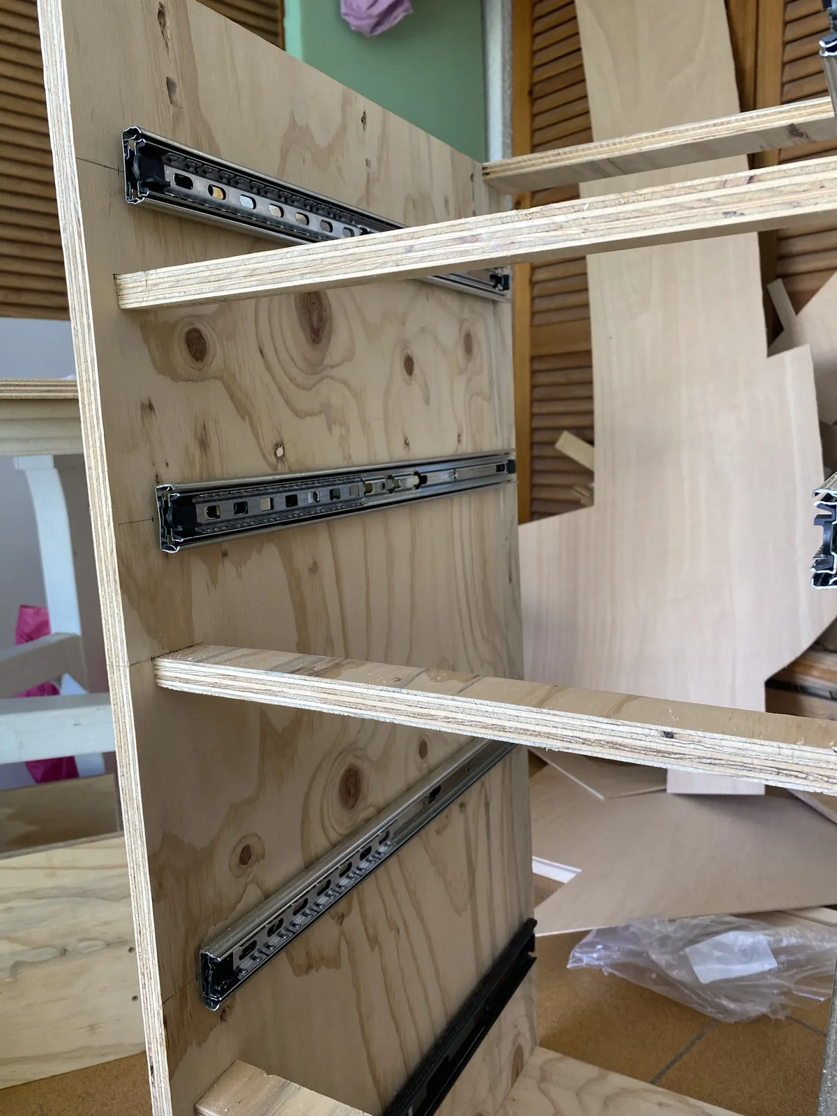 Montaje de correderas metálicas para cajones en paneles de contrachapado, equipamiento DIY para furgoneta camper