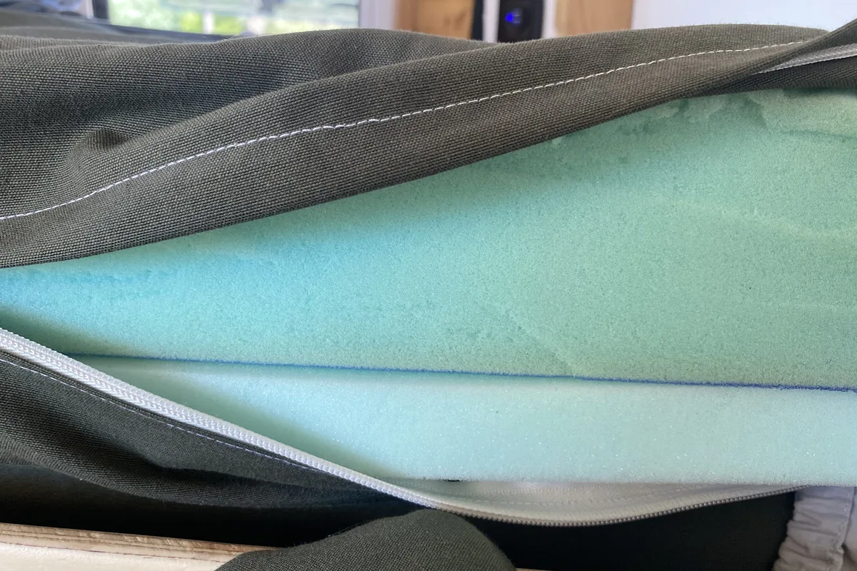 Detalle de colchón modular para van overland, mostrando dos capas de espuma de diferente densidad y funda protectora