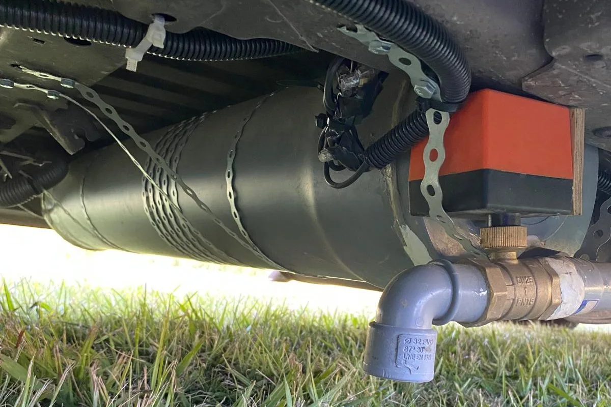 Depósito de agua gris para camper, anclado con flejes, con válvula de desagüe de latón y bomba exterior. Furgoneta overland