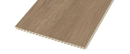 Panel de PVC con textura de madera clara, ideal para revestimiento interior de furgonetas camper o vehículos overland