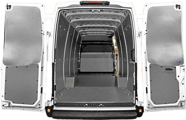 Interior forrado y vacío de una furgoneta de carga blanca con puertas abiertas, lista para iniciar una camperización overland