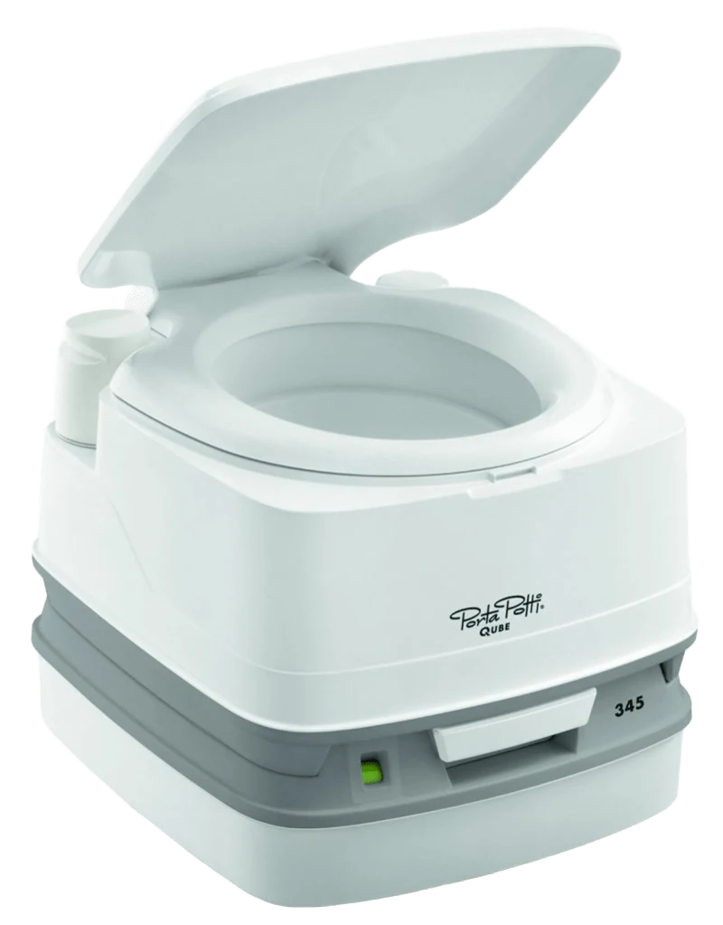 Inodoro portátil blanco y gris Porta Potti Qube 345 con la tapa abierta, esencial para camper y viajes overland