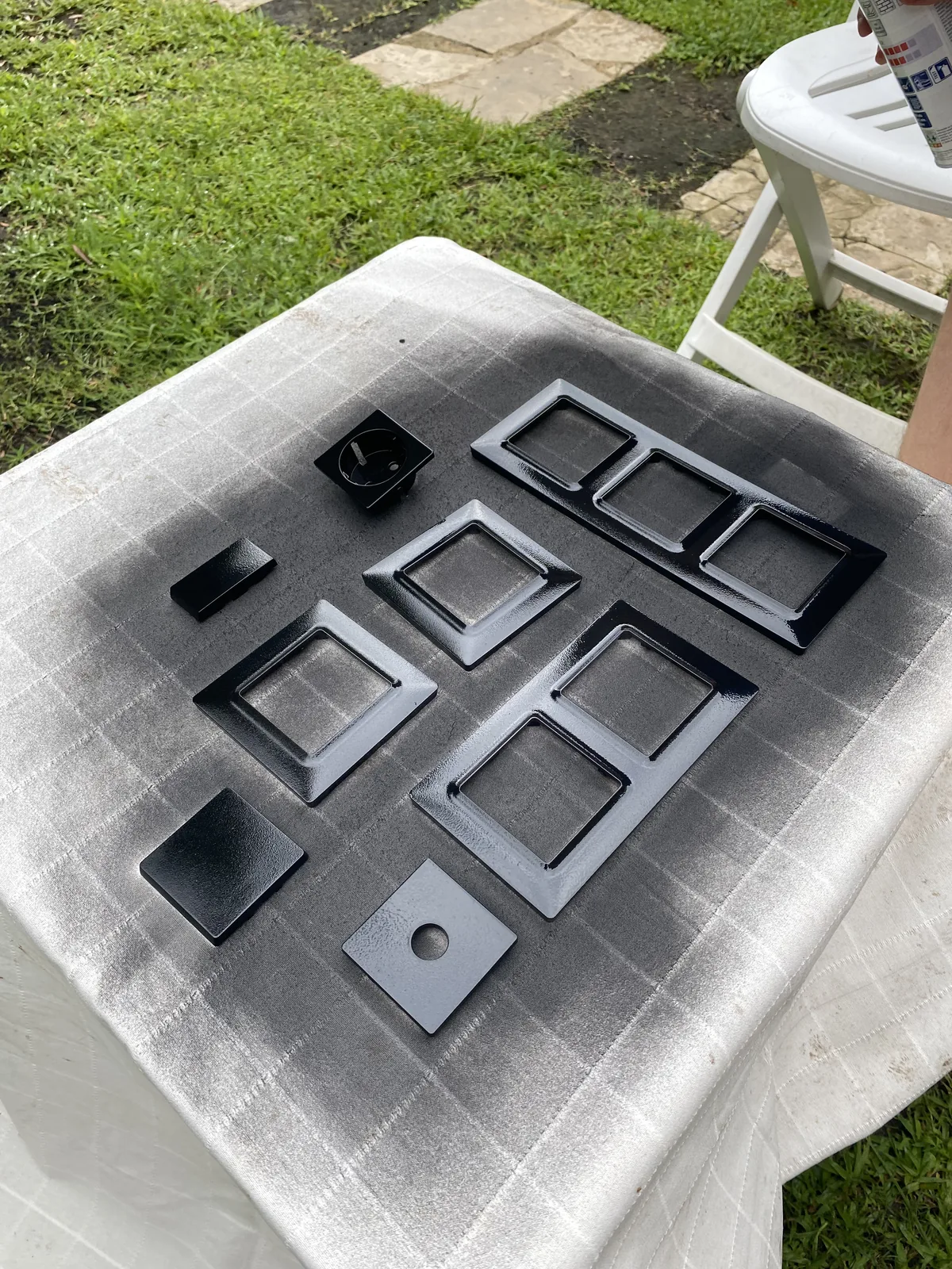 Mecanismos de vivienda pintados en negro mate instalados como interruptores y tomas USB en la furgoneta camper