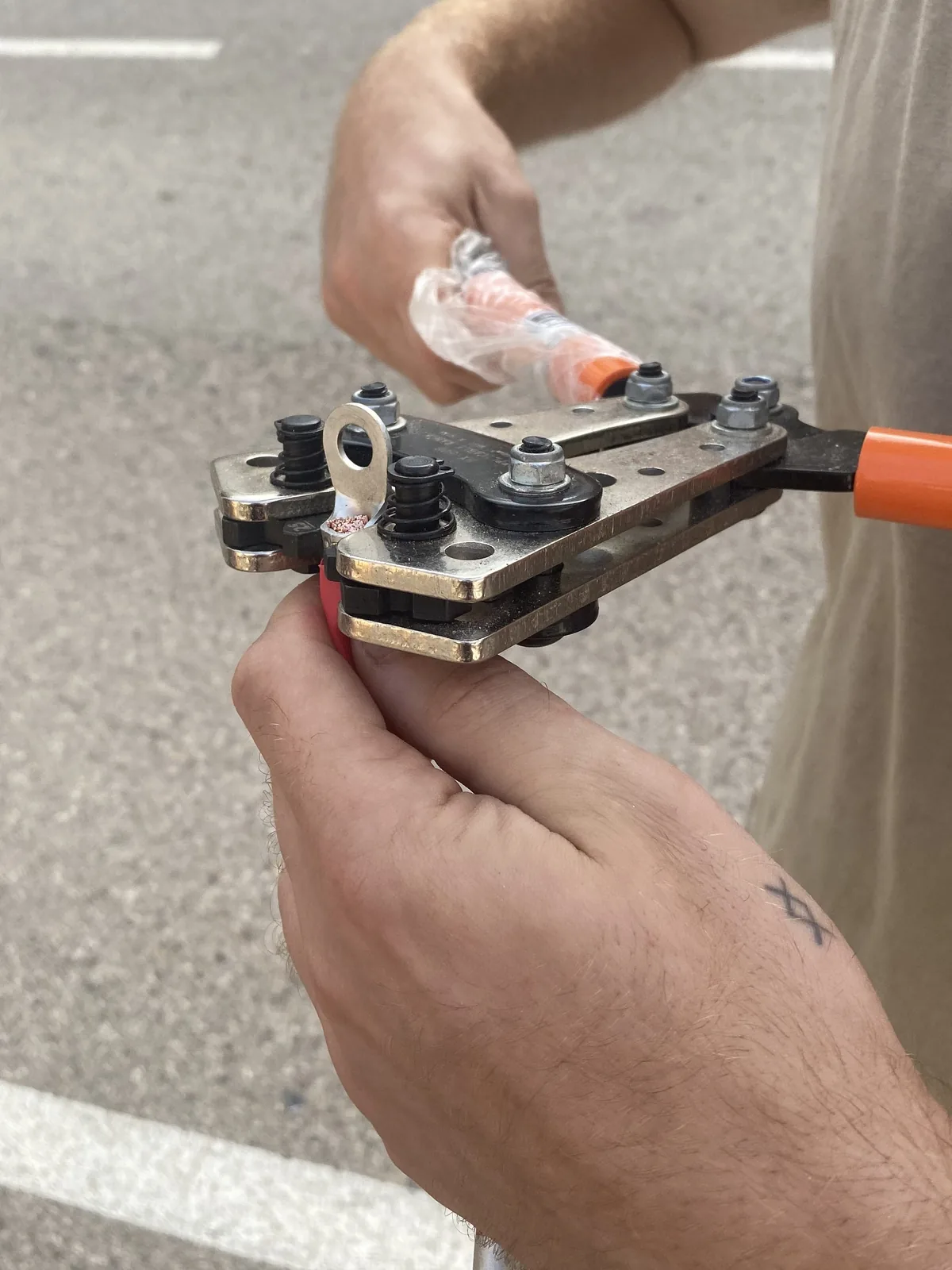Cuadro eléctrico terminado de la furgoneta camper con fusibles, inversor y regulador instalados
