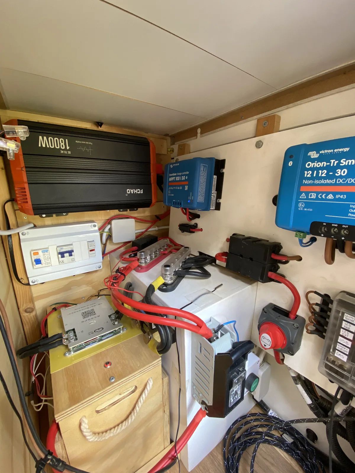 Detalle del cableado del booster y las protecciones en la instalación eléctrica de la camper