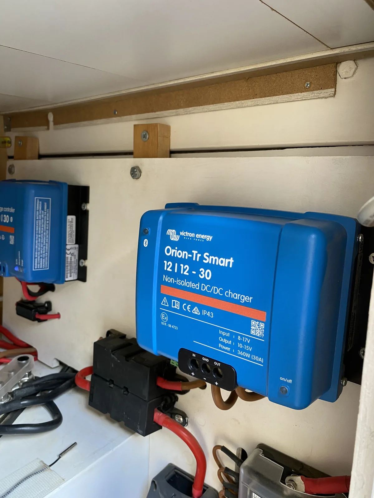 Booster Victron Orion-Tr Smart instalado en el maletero de la furgoneta camper