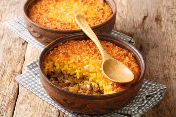 Cazuelas de pastel de choclo con carne, una comida reconfortante para compartir en la furgoneta camper