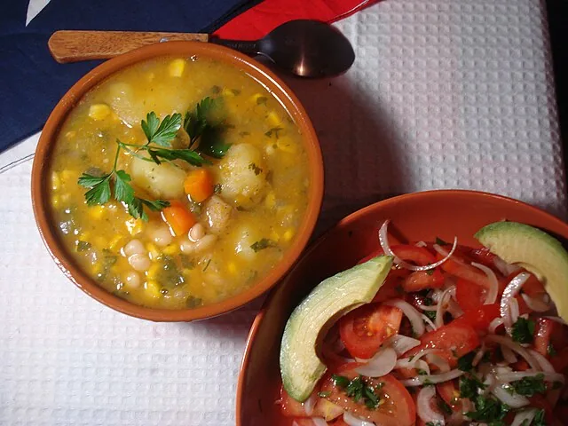 Potaje de maíz, papas y frijoles con ensalada fresca de tomate, cebolla y aguacate.