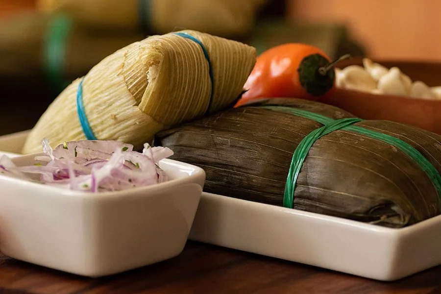 Tamales de maíz y plátano con cebolla roja y rocoto, platos típicos de la gastronomía que se disfruta en el viaje overland
