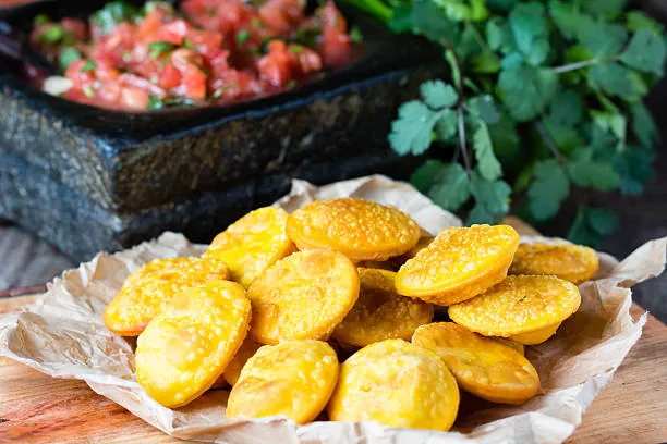 Frituras doradas con salsa picada en molcajete y cilantro, ideal como tentempié en tus rutas overland