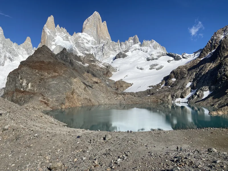 El majestuoso Fitz Roy y la Laguna de los Tres con sus aguas turquesas y picos nevados en El Chaltén, Argentina
