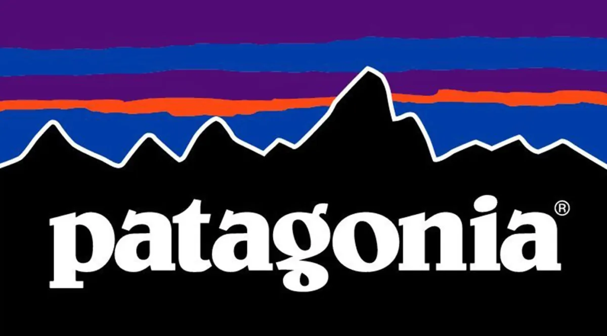 Logo de Patagonia: silueta de montañas, cielo con franjas moradas, azules y naranjas, y el nombre de la marca en blanco