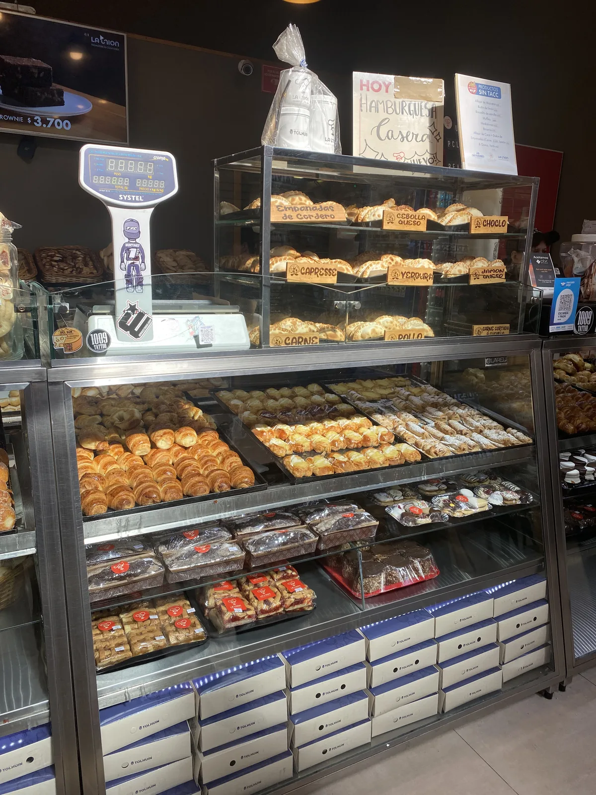 Empanadas de cordero, choclo y caprese, medialunas y alfajores Tolva en la panadería La Unión, parada para viajeros overland