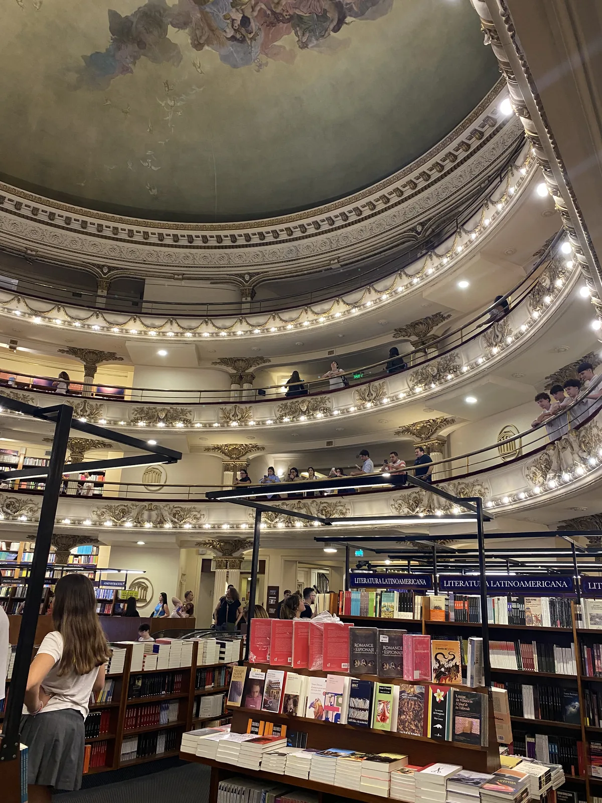 Majestuosa librería El Ateneo Grand Splendid en Buenos Aires. Estanterías llenas de libros bajo una cúpula teatral