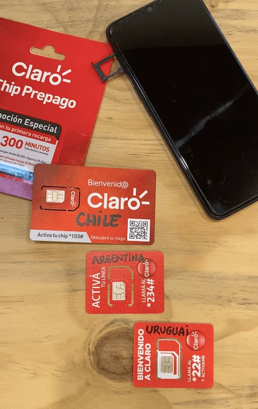 Preparando la conectividad overland: un smartphone con SIM tray y chips Claro prepago de Chile, Argentina y Uruguay