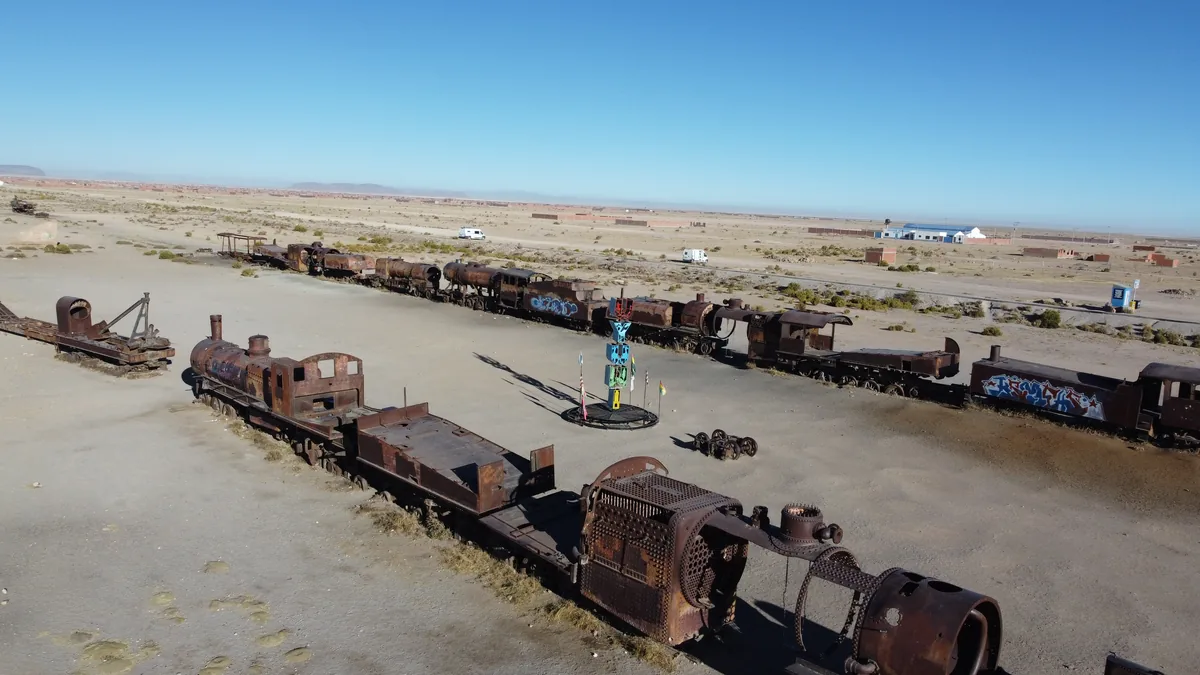 Cementerio de Trenes de Uyuni, Bolivia, con locomotoras oxidadas, instalación de arte y paisajes desérticos