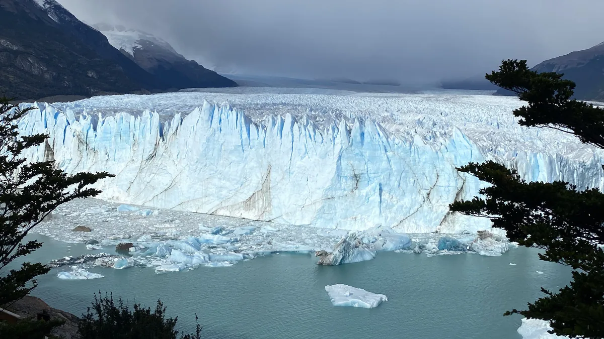 Imponente Glaciar Perito Moreno en la Patagonia argentina, con su frente de hielo azulado y el lago con témpanos