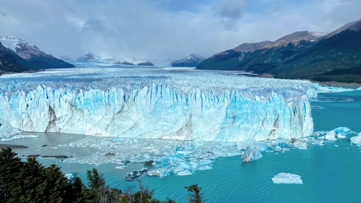 Gigantesco Glaciar Perito Moreno en el Parque Nacional Los Glaciares, Argentina, con sus paredes de hielo y lago turquesa