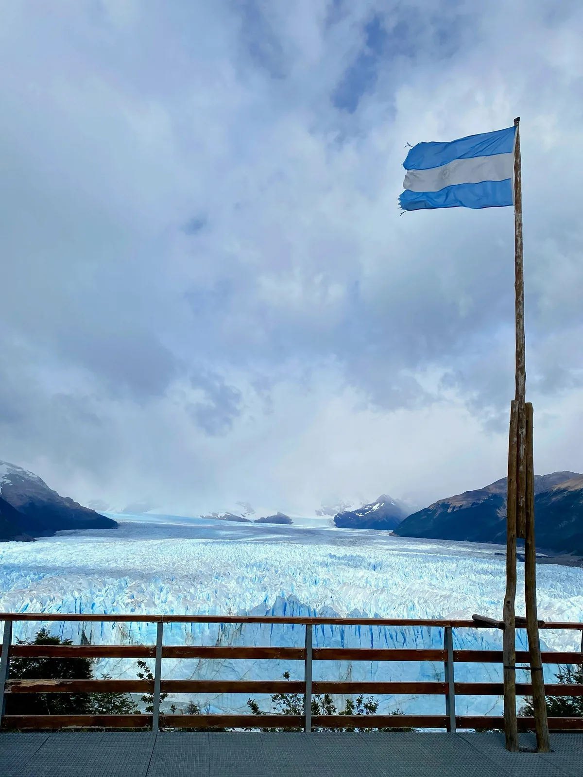 Imponente glaciar Perito Moreno en Patagonia argentina, con su bandera ondeando desde el mirador