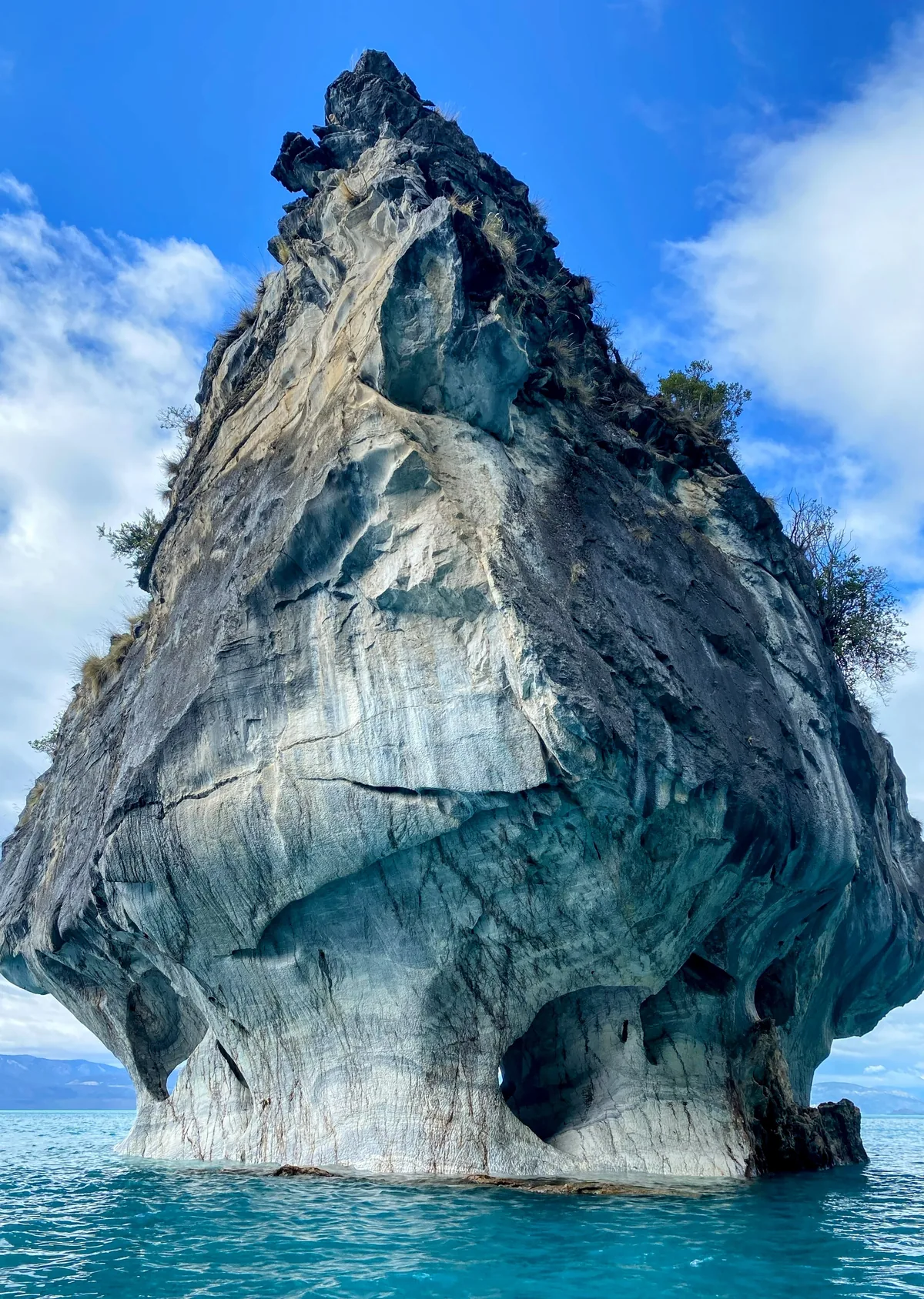 Vista de la Catedral de Mármol, una icónica formación geológica con cuevas en Lago General Carrera, Patagonia chilena
