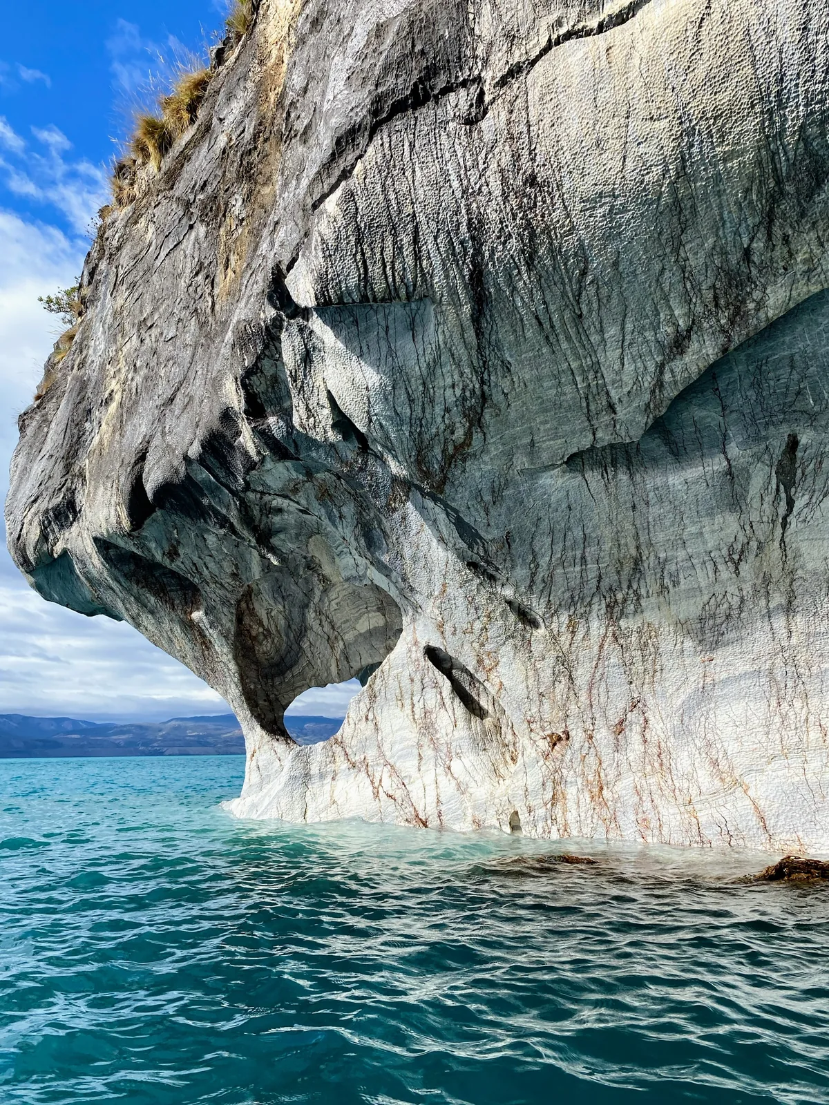 Formación de mármol y cuevas esculpidas por el agua turquesa del Lago General Carrera, Patagonia chilena