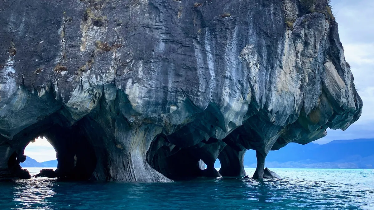 Las Capillas de Mármol, esculturas naturales de roca gris azulada y agua turquesa en Lago General Carrera, Patagonia chilena