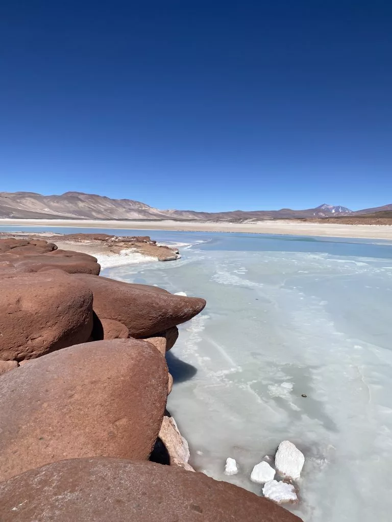 Piedras Rojas y el Salar de Aguas Calientes